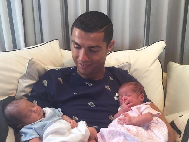 Cristiano Ronaldo presenta a sus hijos a través de Instagram