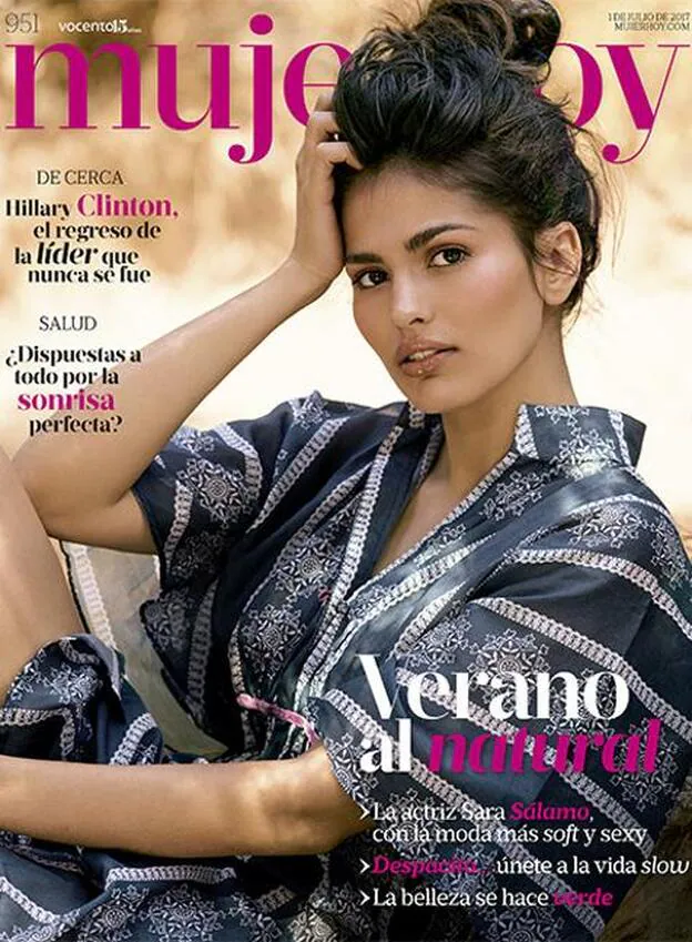 La actriz Sara Sálamo posa en la portada de Mujerhoy con un vestido de Beni Room. Estilismo: Verónica Suárez./CRISTINA LÓPEZ