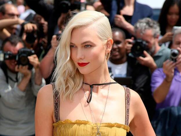 Karlie Kloss también apuesta por el rubio platino