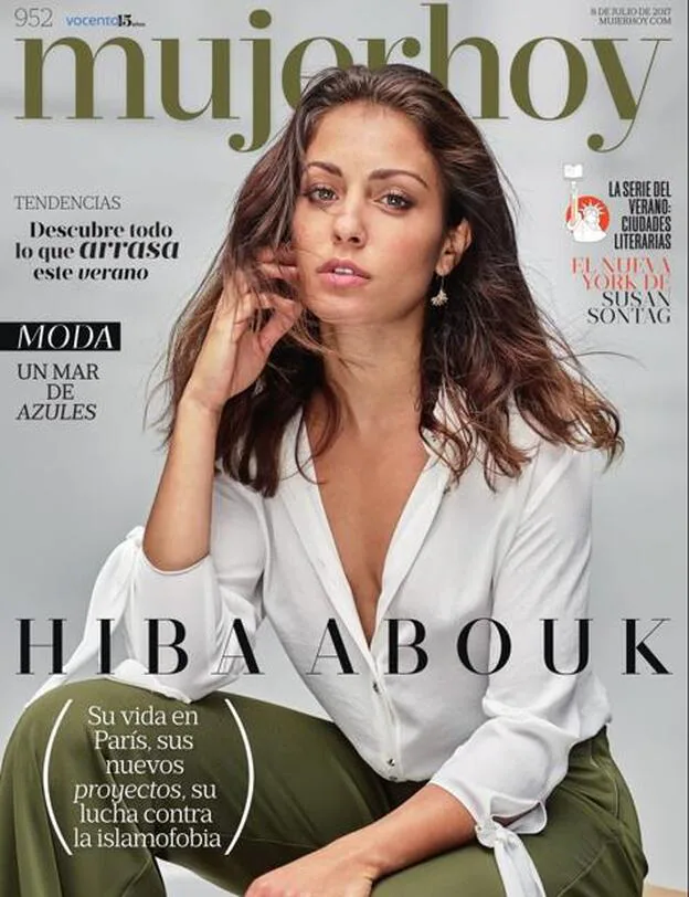 La actriz Hiba Abouk lleva patnalón y blusa de Elogy y pendientes de Fórmula Joven (El Corte Inglés). Estilismo de Eva Barrallo./MARC PALENCIA