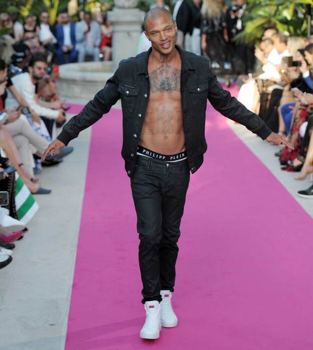 El guapo expresidiario y la millonaria