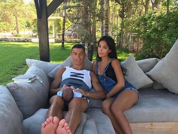 Primera imagen de Georgina junto a Ronaldo y uno de los mellizos