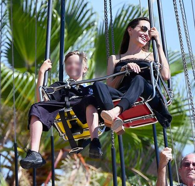 Angelina Jolie con su hijo Shiloh/GTres