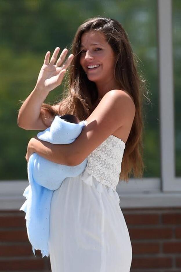 Malena Costa abandona el hospital con el pequeño Mario