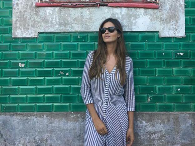 Sara Carbonero cautiva con un vestido camisero