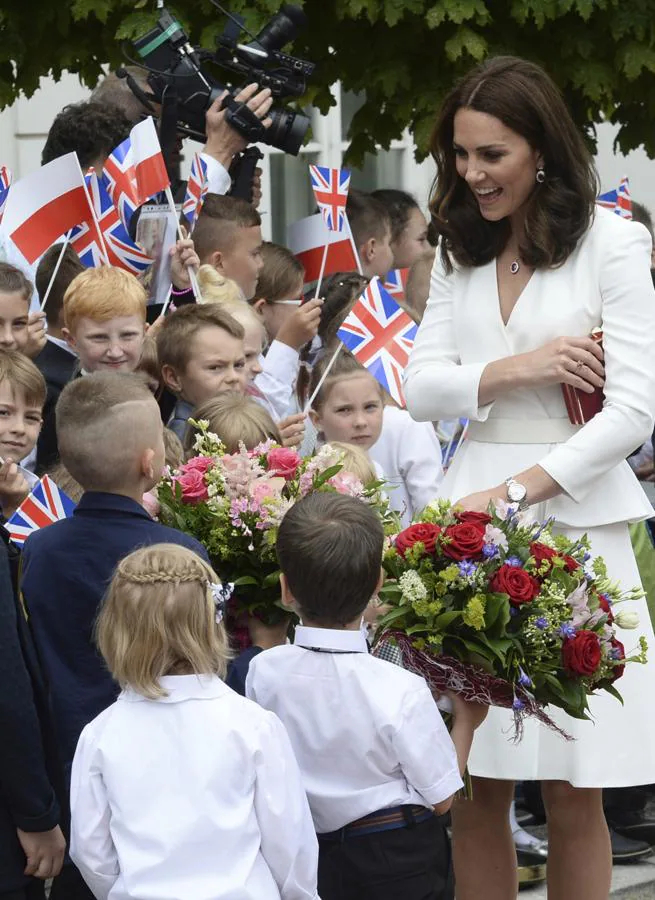 Kate Middleton, recibida con flores en las calles de Varsovia