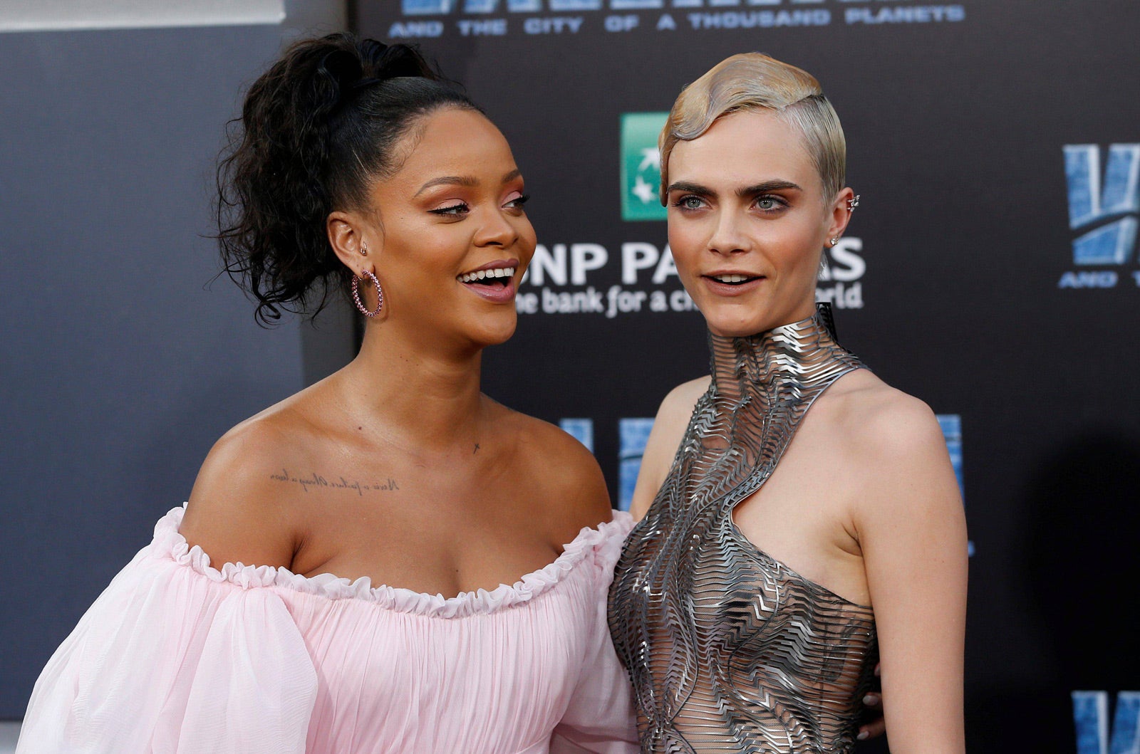 Rihanna y Cara Delevingne en la premiere de Valerian