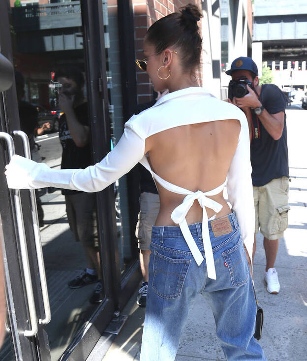 Así es el escote de la camisa de Bella Hadid