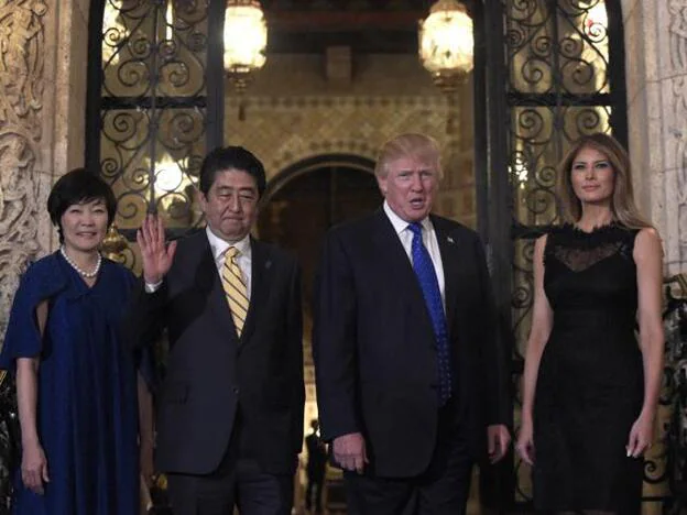 Donald Trump y Melania en su visita oficial a Japón, con el Primer Ministro Abe y su mujer Akie Abe./Gtres
