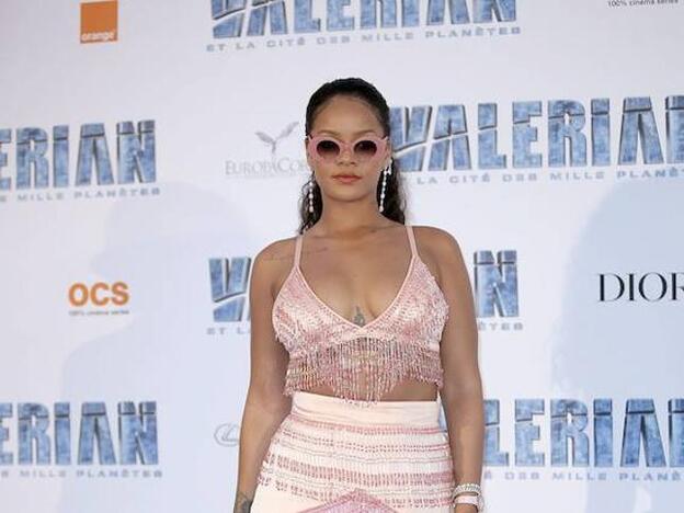 Rihanna lleva la tendencia de las plumas hasta el extremo