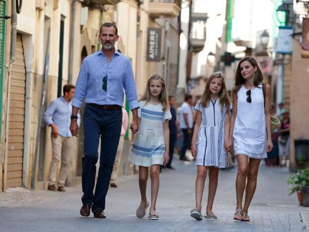 Los Reyes y sus hijas durante su paseo por las calles de Sóller.