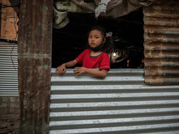 Una niña de Nepal en una casa en reconstrucción./getty