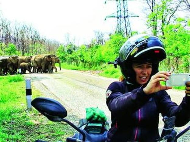 Alicia Sornosa fotografiando elefantes en el parque de Bardai (Nepal).