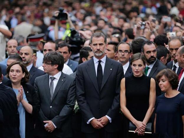 Don Felipe y Doña Letizia visitaron el altar improvisado que crece en Las Ramblas sobre las baldosas del mosaico de Joan Miró./GTRES