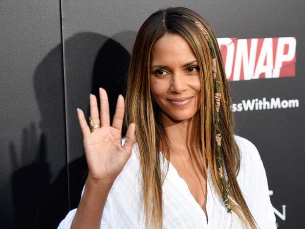 No hay edad: Halle Berry se tiñe de púrpura