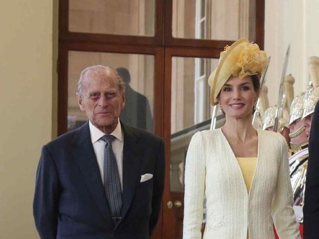 Doña Letizia junto al duque de Edimburgo en la visita reciente de nuestros Reyes a Reino Unido.