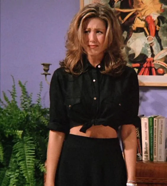 Las chicas de 'Friends' llevaron estas tendencias antes que tú: camisa anudada