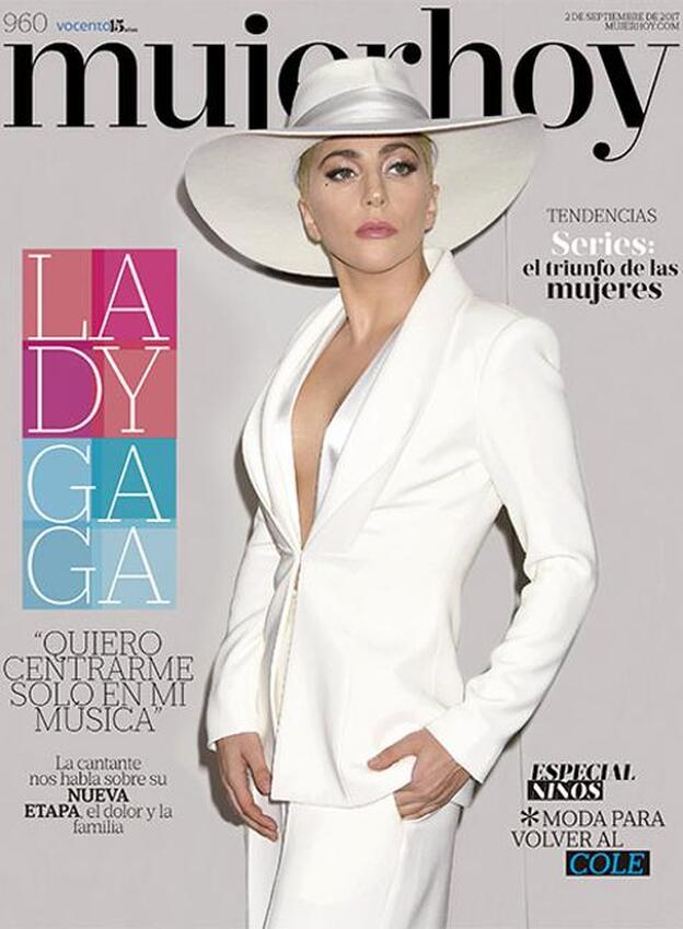 A los pies de Lady Gaga en la portada de Mujerhoy