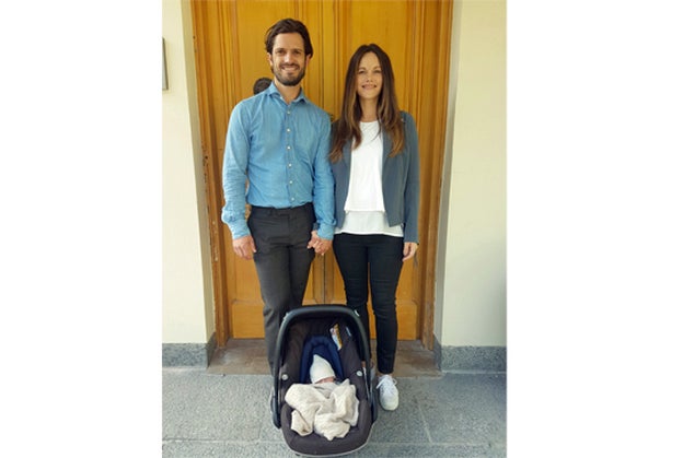 Carlos Felipe y Sofia de Suecia posan junto a su segundo hijo