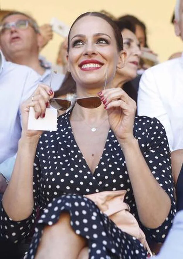 Eva González, sonriente y radiante.