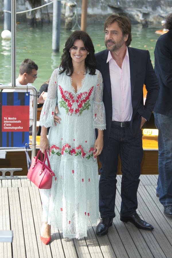 Penélope Cruz no acierta con su primer vestido en Venecia