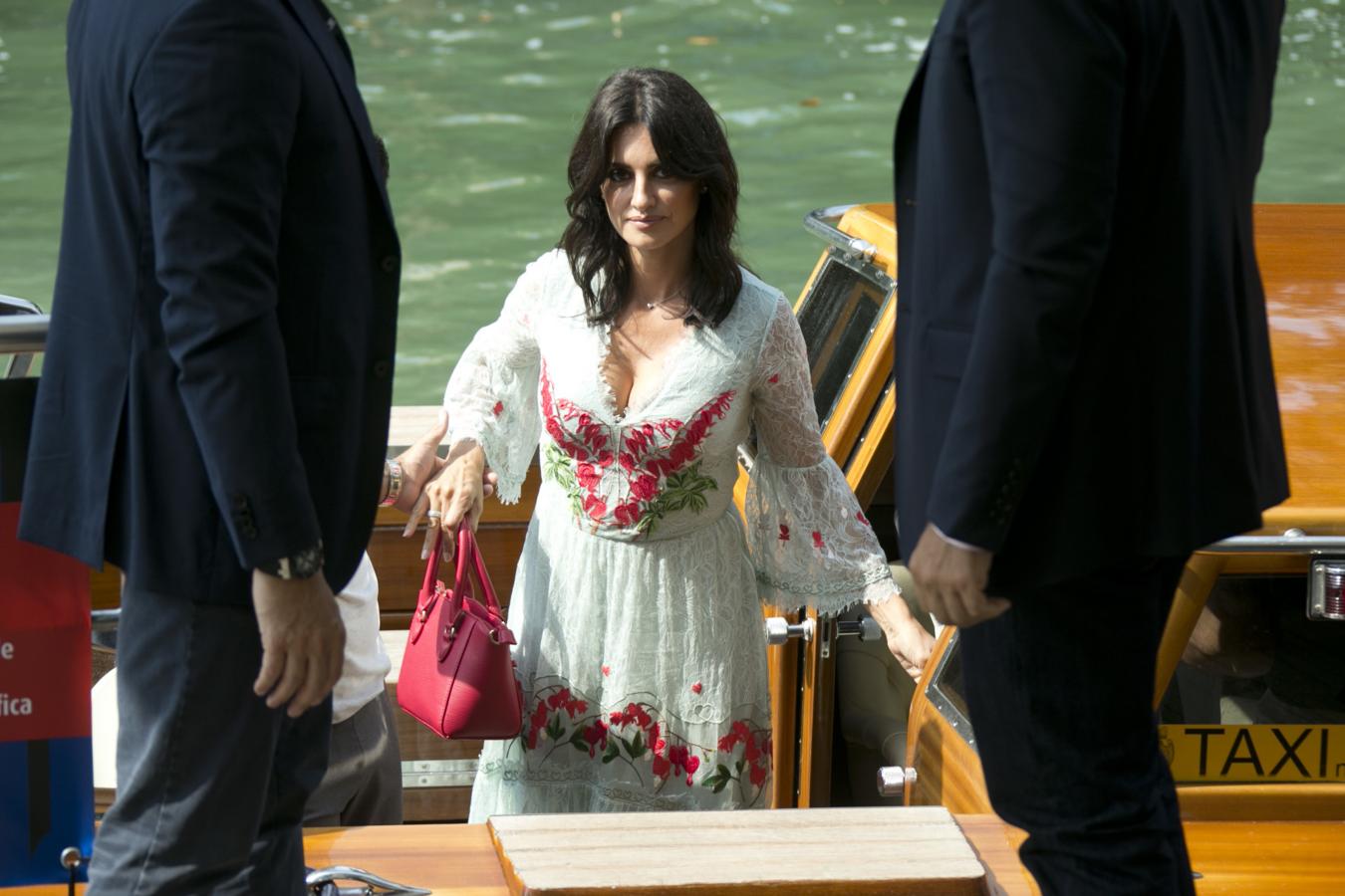 Penélope Cruz no acierta con su primer vestido en Venecia