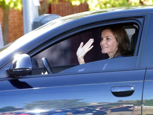 La Reina Letizia en el coche./gtres