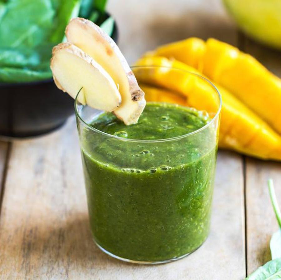 Picoteo sano y snacks saludables: batido verde de vegetales y frutas