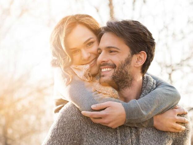 Una pareja de novios abrazándose./adobe stock