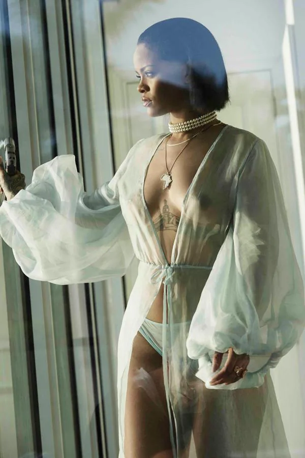 Rihanna, derrochando sensualidad en su videoclip 'Needed me'