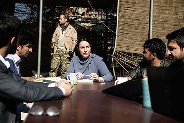 La francesa Anne, durante una reunión con su equipo en el jardín de sus oficinas.