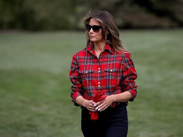 Melania Trump, con una camisa de crudos rojos./getty