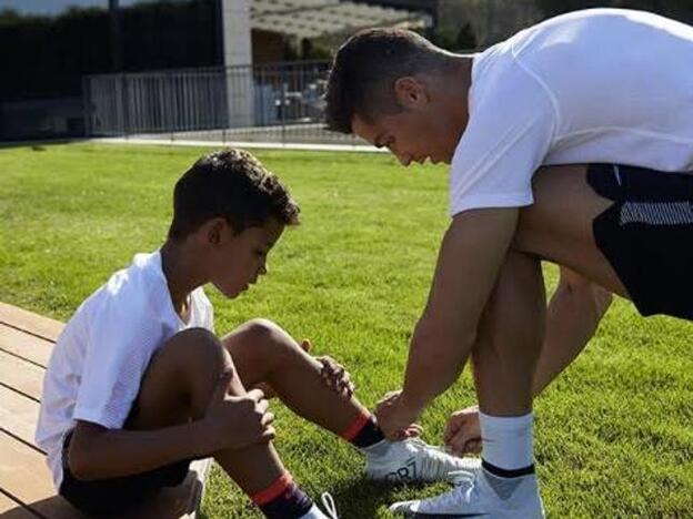 Cristiano esconde los pectorales y explota su lado paternal