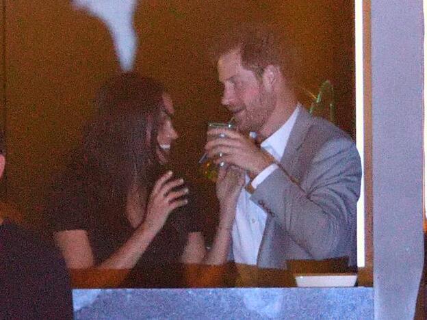 Mientras Meghan y Enrique se besan, Kate y Guillermo se evitan