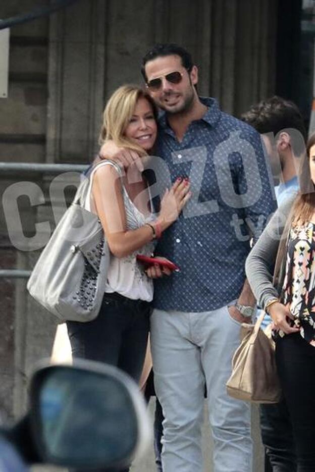 Lara Dibildos paseando por Barcelona junto a su nueva ilusión.