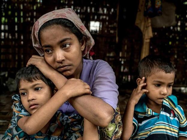 Una niña con dos niños./getty