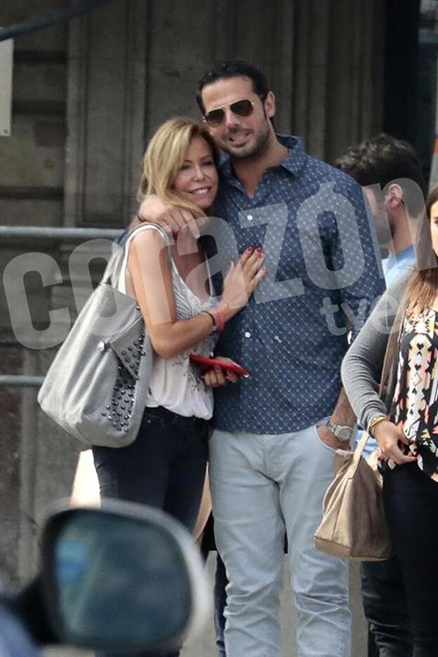 Lara Dibildos paseando por Barcelona junto a Gerard Martín./agencias.