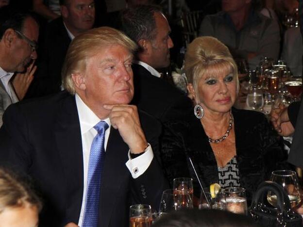 Ivana Trump, junto a su ex esposo, Donald Trump, durante una cena benéfica en 2014./GTRES