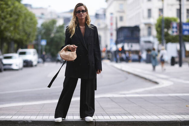 Cómo llevar las zapatillas a la oficina y derrochar estilo