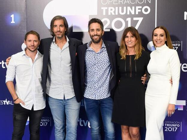 Roberto Leal junto a los miembros del jurado y la directora de la Academia de 'OT'./GTRES