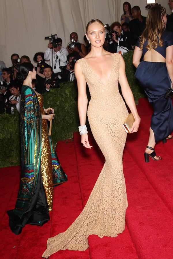 Candice Swanepoel, espectacular en la alfombra roja de la gala del MET 2015