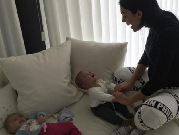 Georgina muere de amor con los mellizos de Cristiano Ronaldo