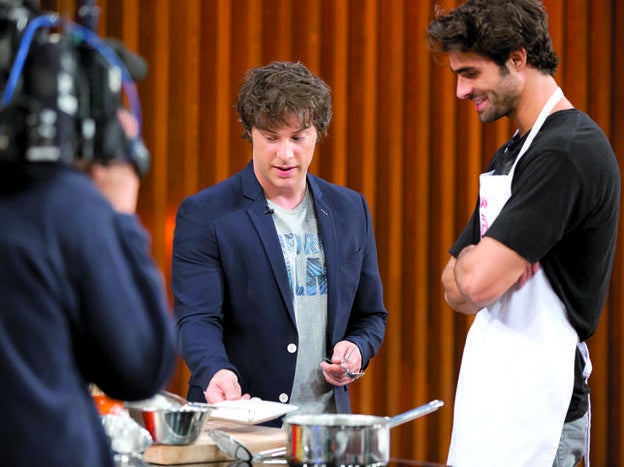 Jordi Cruz y Juan Betancourt en el rodaje de 'MasterChef'./D.R.