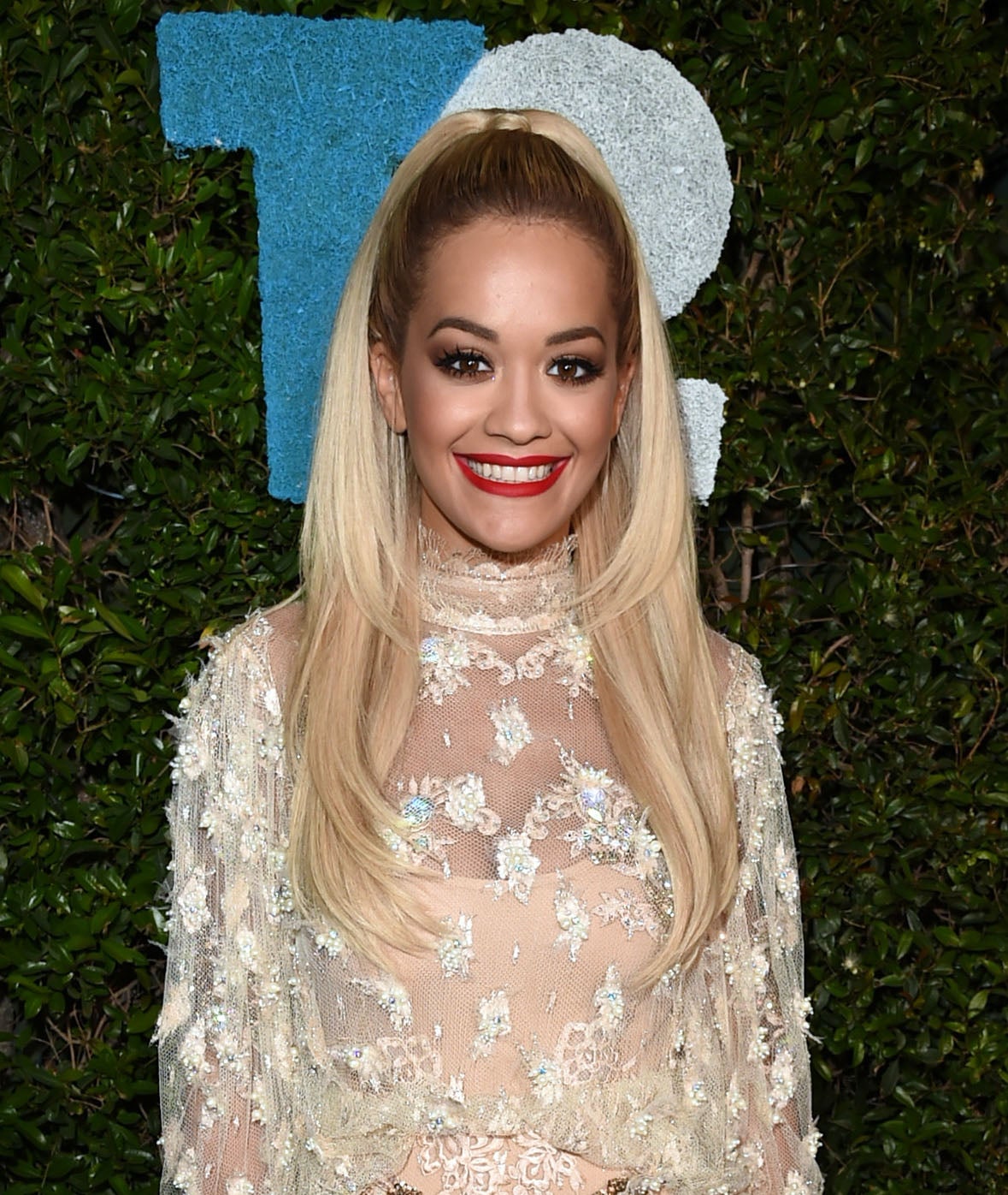 Así llevan las famosas la media coleta: Rita Ora