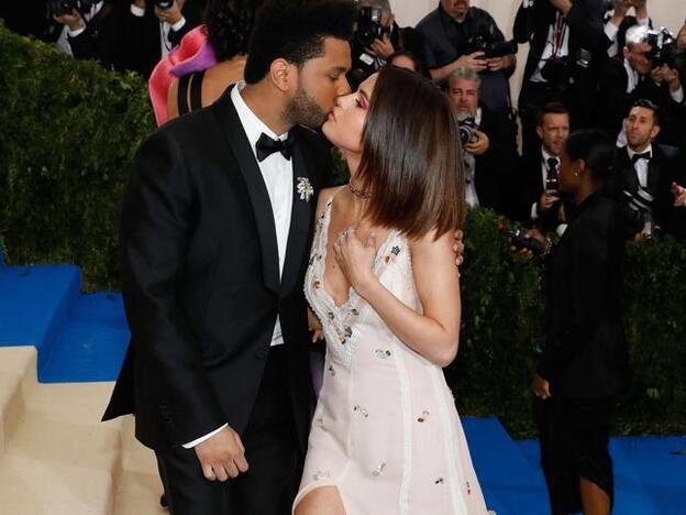 Selena Gomez y The Weeknd./getty