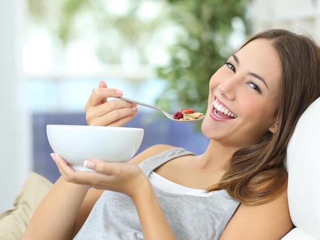 Una chica comiendo./adobe stock