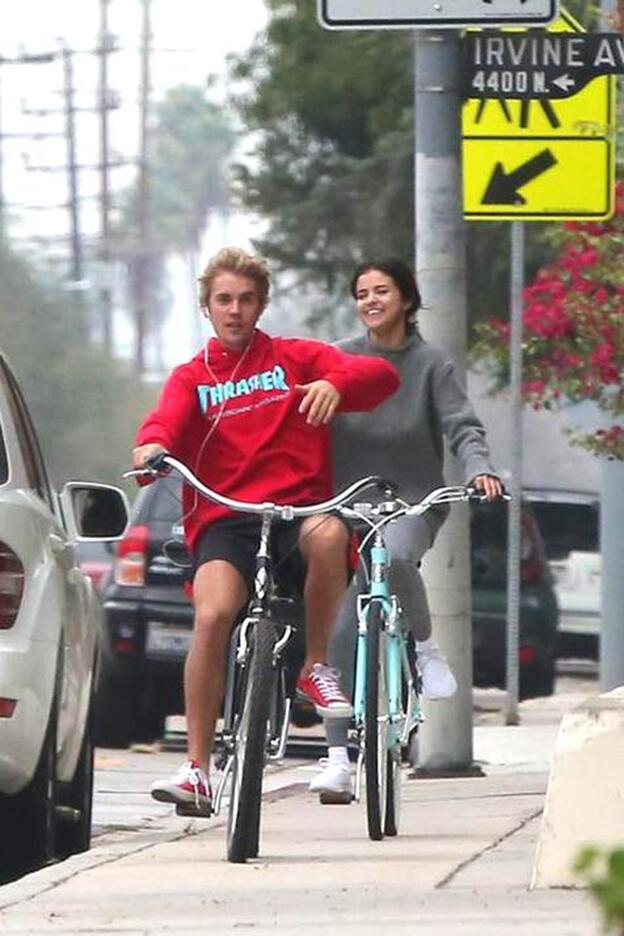 Justin Bieber y Selena Gomez pasean su amor en bicicleta