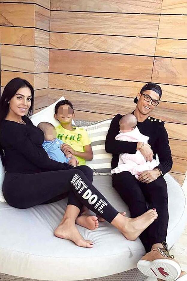 Cristiano y Georgina posan con los tres hijos del futbolista portugués./instagram.