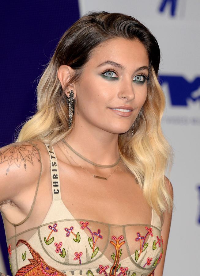 Paris Jackson con las raíces oscuras en el pelo rubio