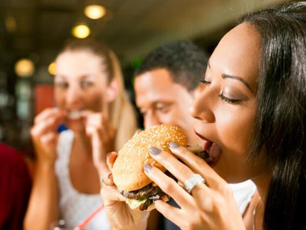 Las cinco cosas que pasan cuando comes con mucha grasa